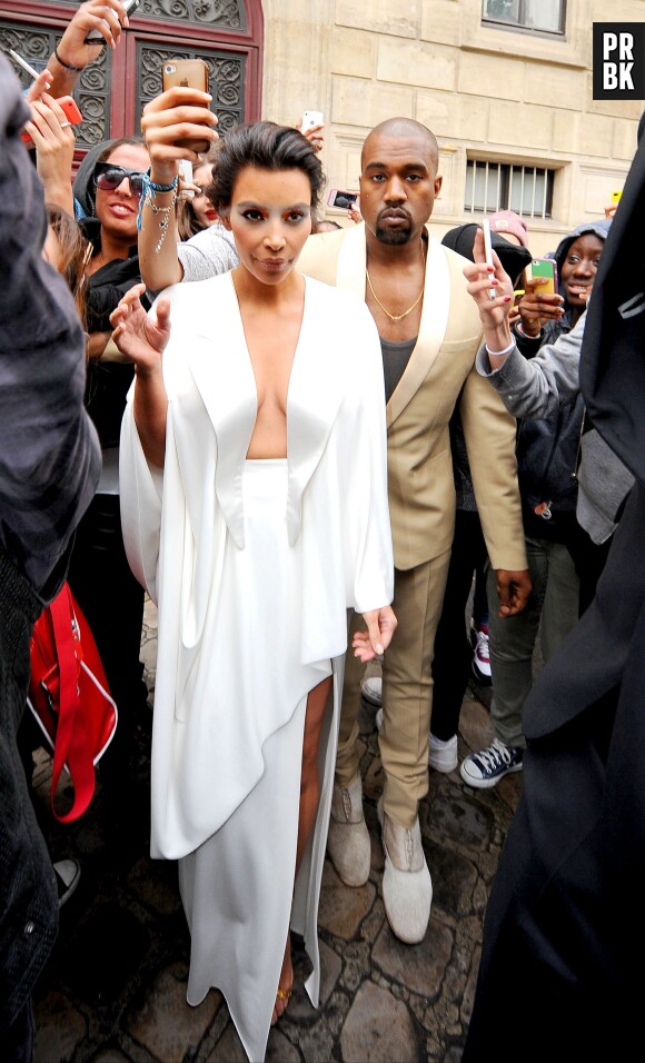 Kim Kardashian et Kanye West : robe de mariage très sexy et costume clair à Versailles le 23 mai 2014