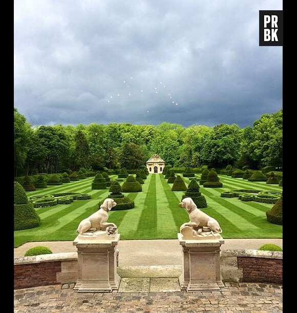 Kim Kardashian partage sur Instagram une photo du château de Versailles avant sa soirée de mariage