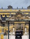 Sécurité et paparazzi au rendez-vous devant le château de Versailles pour le mariage de Kim Kardashian et Kanye West