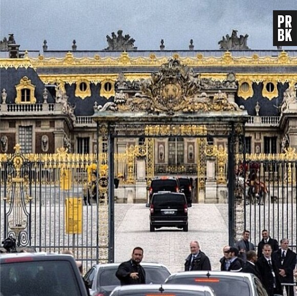 Sécurité et paparazzi au rendez-vous devant le château de Versailles pour le mariage de Kim Kardashian et Kanye West