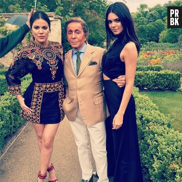Kendall Jenner et Khloe Kardashian avec le styliste Valentino