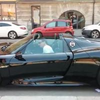 Zlatan Ibrahimovic frime à Stockholm dans sa Porsche de millionnaire