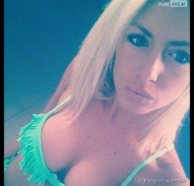 Stéphanie Clerbois : selfie sexy en bikini sur Instagram