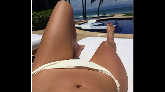 Kim Kardashian : ventre ultra plat en bikini sexy au Mexique