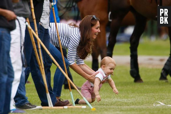 Kate Middleton : le Prince George fait ses premiers pas au match de polo du Prince William pour la fête des pères, le 15 juin 2014