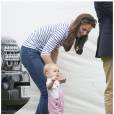 Kate Middleton : le Prince George fait ses premiers pas au match de polo du Prince William pour la fête des pères, le 15 juin 2014