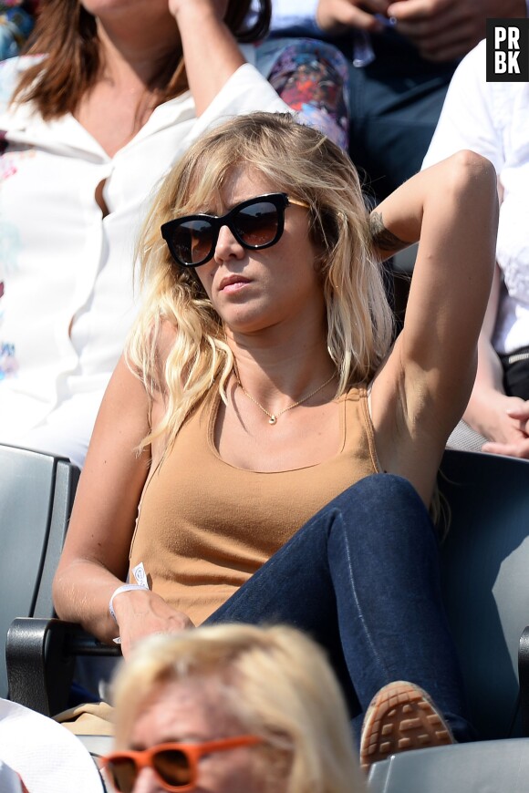 Enora Malagré profite du soleil dans les tribunes de Roland Garros, le samedi 31 mai 2014