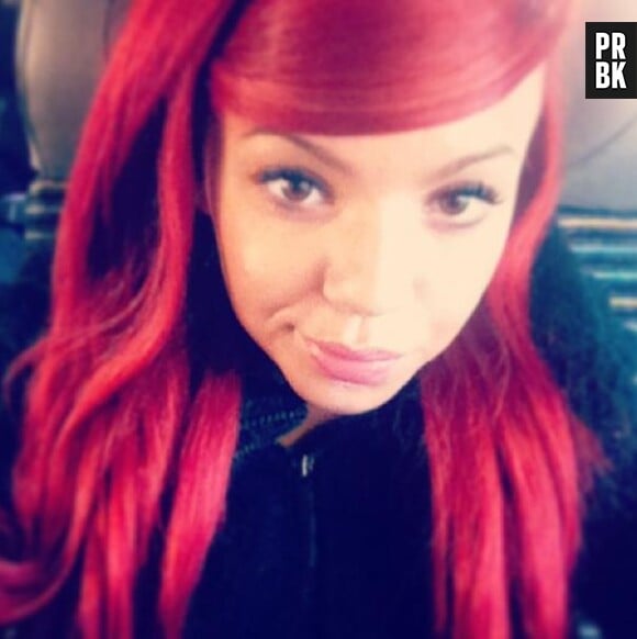 Niia Hall adopte les cheveux rouges
