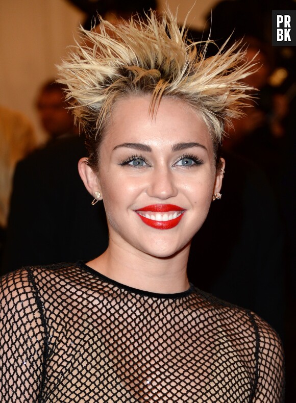 Miley Cyrus : une coiffure en mode prise électrique pour la chanteuse