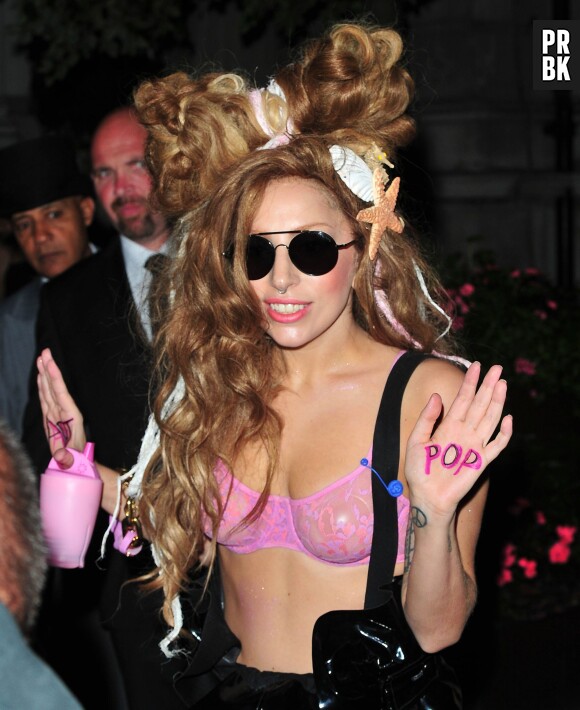 Lady Gaga avec une coiffure improbable
