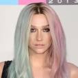 Kesha les cheveux roses et bleus