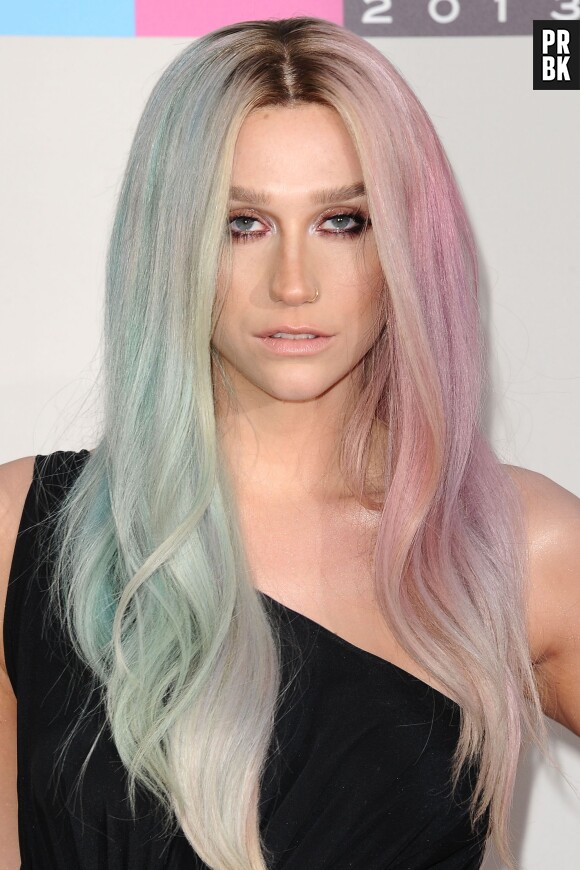 Kesha les cheveux roses et bleus