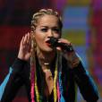 Rita Ora : de nattes multicolores pour la chanteuse
