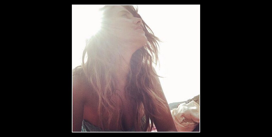  Karine Ferri sublime au soleil, sur une photo post&amp;eacute;e en juillet 2014 sur Twitter 
