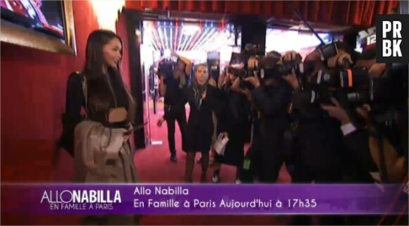 Allô Nabilla en famille à Paris, épisode 10 : Nabilla Benattia face aux photographes lors d'un défilé de Jean-Paul Gaultier