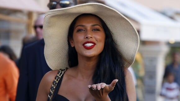 Ayem Nour : décolleté et grand chapeau façon Brigitte Bardot à St Tropez