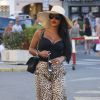 Ayem Nour : décolleté sexy pour une après-midi shopping à Saint Tropez, le 17 juillet 2014