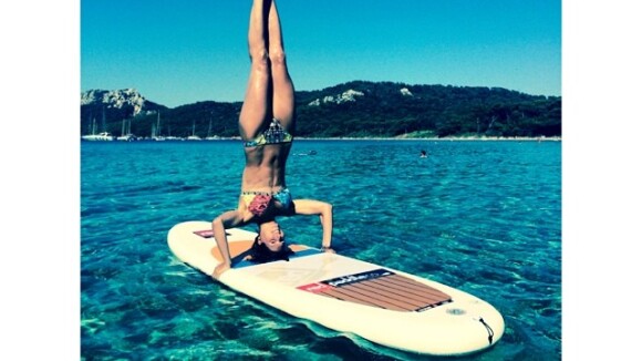 Laury Thilleman : pont acrobatique et poirier, la Miss toujours sexy en vacances