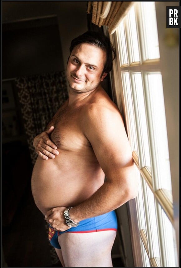 Photos de maternité : un homme affiche son ventre à la place de sa femme