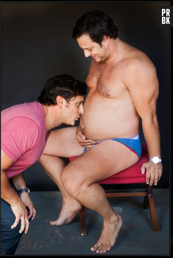 Photos de maternité : un homme affiche son ventre à la place de sa femme