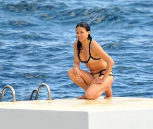Michelle Rodriguez sexy en bikini &agrave; Cannes, le 23 mai 2012
