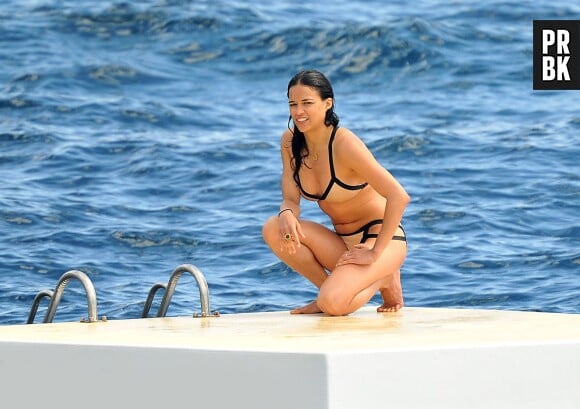 Michelle Rodriguez sexy en bikini à Cannes, le 23 mai 2012