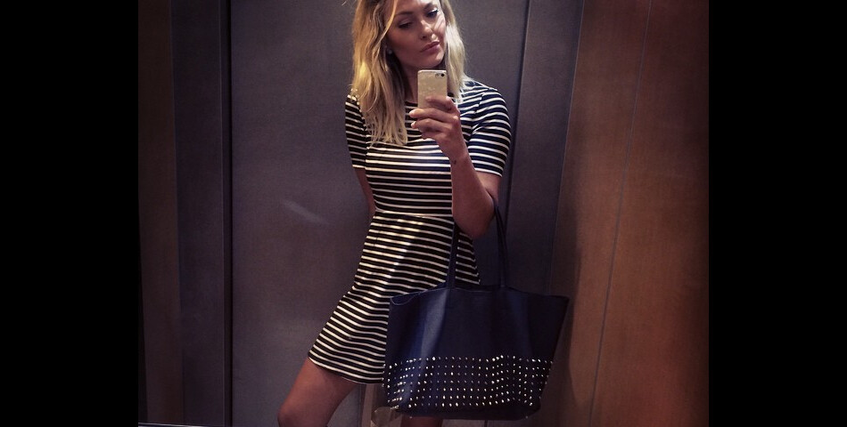 Caroline Receveur : la reine du selfie dans l&#039;ascenseur