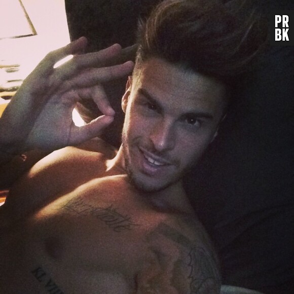 Baptiste Giabiconi : selfie torse nu sur Instagram