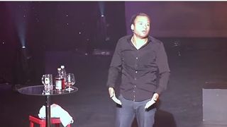 Fabrice Eboué : découvrez un extrait de son nouveau spectacle Levez-vous !