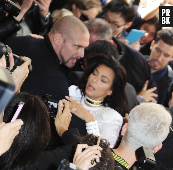 Kim Kardashian bousculée pendant la Fashion Week, le 25 septembre 2014 à Paris
