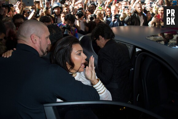 Kim Kardashian attaquée avant le défilé Balmain, le 25 septembre 2014 à Paris
