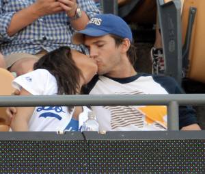 Mila Kunis et Ashton Kutcher : photo et pr&eacute;nom de leur fille d&eacute;voil&eacute;s