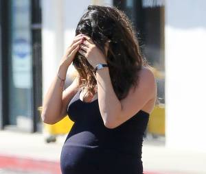 Mila Kunis tr&egrave;s enceinte &agrave; quelques semaines de l'arriv&eacute;e de b&eacute;b&eacute;