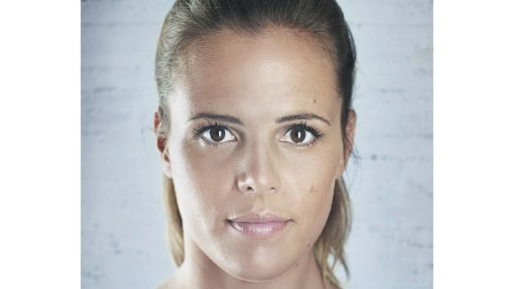Laure Manaudou : photos nues, seins refaits, elle dit tout dans son livre