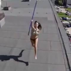 Une fille bronze topless sur un toit... et se fait surprendre par un drone