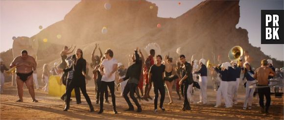 One Direction : Steal My Girl, le clip loufoque avec des sumos, des maasaïs, des majorettes, un singe et Dany DeVito