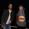 Orelsan et Gringe rejouent La Mort du disque avec leur disque d'or