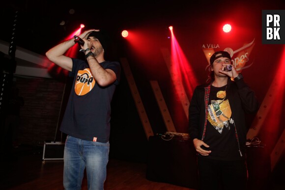 Orelsan et Gringe rejouent La Mort du disque avec leur disque d'or