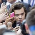 Harry Styles prend des photos avec les fans de One Direction aux ARIA Awards 2014