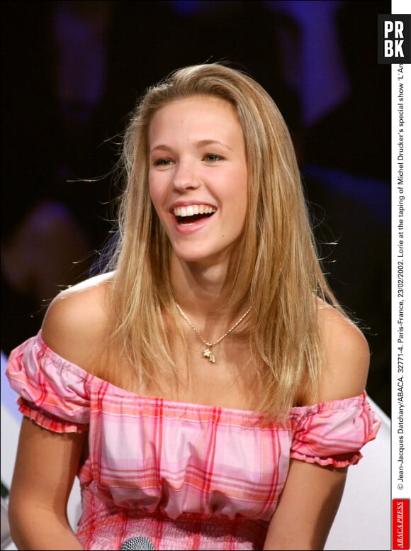 Lorie souriante sur le plateau d'une émission de Michel Drucker en 2002