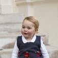  Prince George craquant sur une photo officielle prise fin novembre 2014 