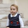 Prince George prend la pose devant Kensington Palace à la fin du mois de novembre