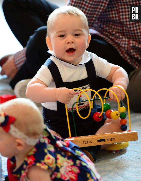 Prince George s'éclate avec un jouet en Australie