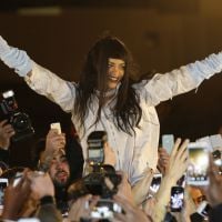 Rihanna à Paris : bain de foule avec ses fans pour sa R8 Experience