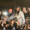 Rihanna : câlins et selfies avec ses fans à Paris, le 18 décembre 2014