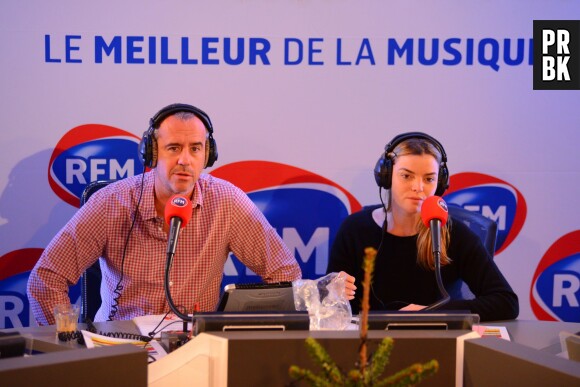 Bruno Roblès et Justine Frailoi dans les studios de RFM le 19 décembre 2014 pour la spéciale Noël de l'émission Le meilleur des réveils