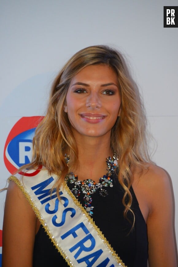 Miss France 2015, Camille Cerf, dans les studios de RFM le 19 décembre 2014 pour la spéciale Noël de l'émission Le meilleur des réveils