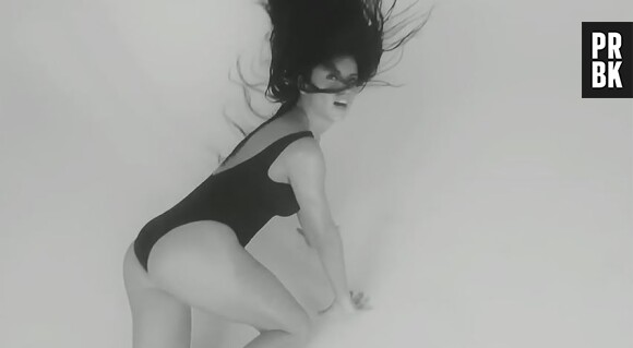 Adriana Lima sexy pour le calendrier de l'Avent 2014 du magazine LOVE