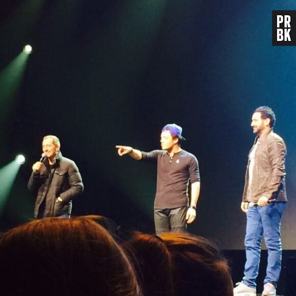 Kev Adams : Cyril Hanouna et Gad Elmaleh sur scène pour la première représentation du spectacle "Voila Voila" au Zenith de Paris, le 26 décembre 2014