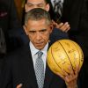 Barack Obama et un ballon de basket signé par ls Spurs, le 12 janvier 2015 à la Maison Blanche (Etats-Unis)